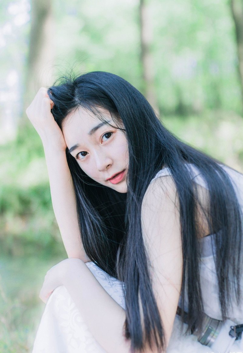 只是还未等他的船队走出太久，斜刺里一支船队突然拦在江面之上，一艘楼船上，吕蒙带着陆逊站在船头，看着陈到朗声笑道：“陈到，哪里去，还不快快束手就擒？”